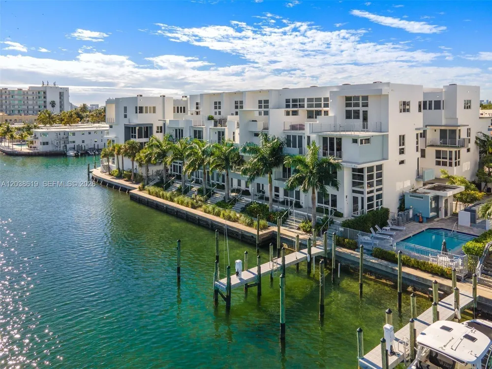 39 Shore Dr Miami Beach, FL 33141