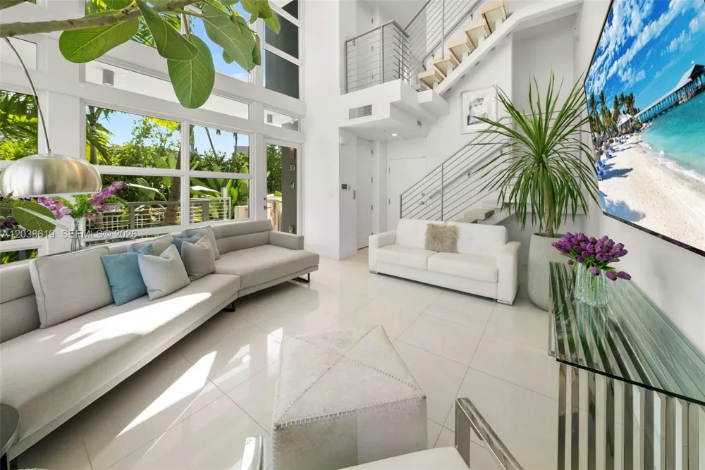 39 Shore Dr Miami Beach, FL 33141