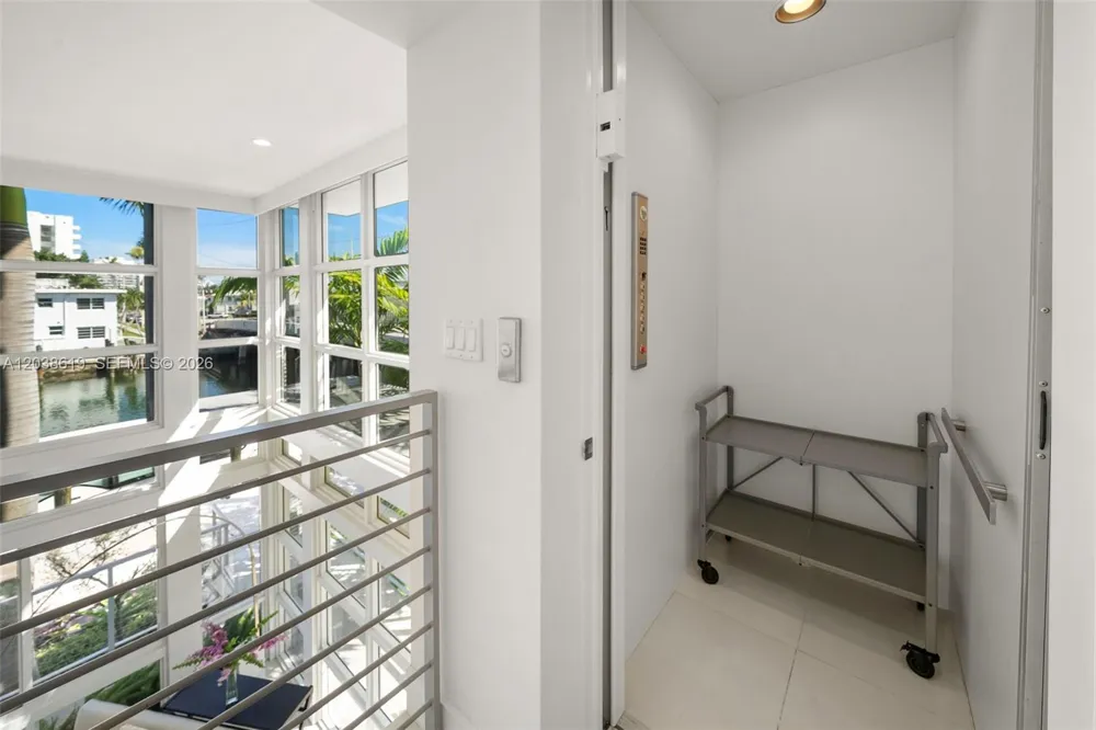 39 Shore Dr Miami Beach, FL 33141