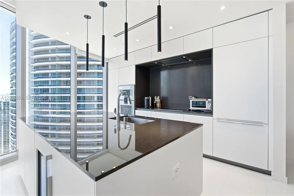 300 Biscayne Boulevard Way #4007W Miami, FL 33131