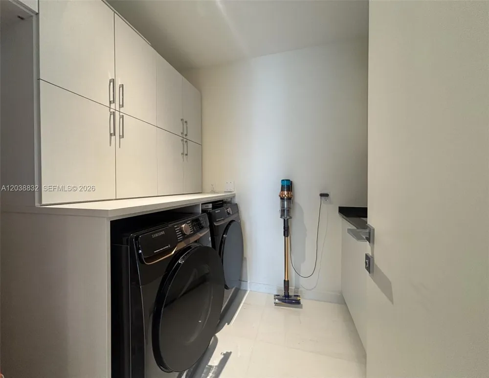 300 Biscayne Boulevard Way #4007W Miami, FL 33131