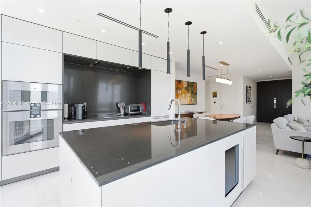 300 Biscayne Boulevard Way #4007W Miami, FL 33131