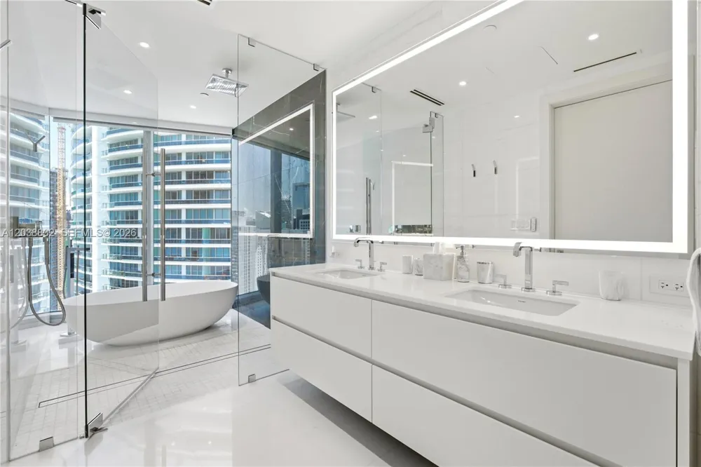 300 Biscayne Boulevard Way #4007W Miami, FL 33131