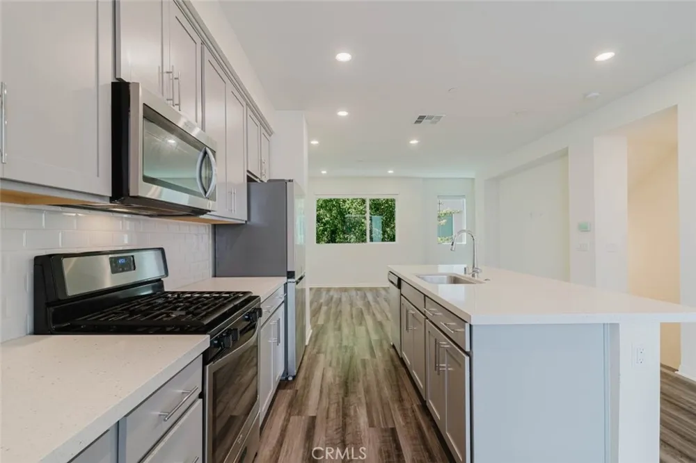 18450 W Calico Lane Northridge, CA 91325