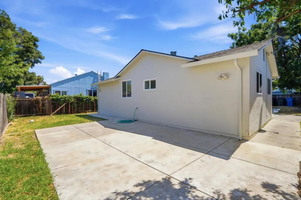 2369 Oakwood Drive East Palo Alto, CA 94303