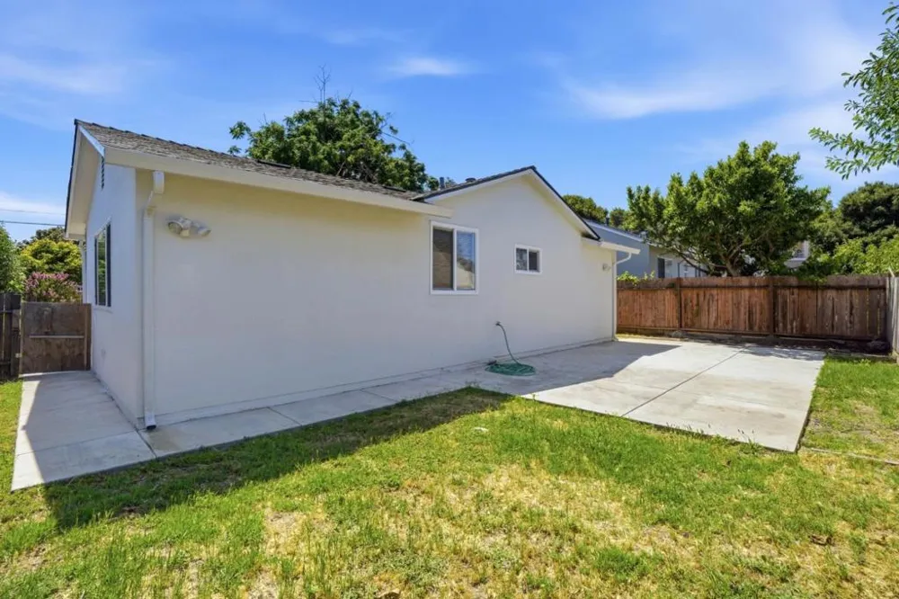 2369 Oakwood Drive East Palo Alto, CA 94303