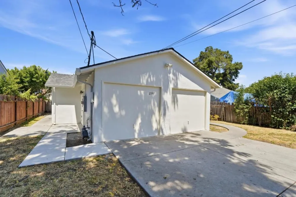 2369 Oakwood Drive East Palo Alto, CA 94303