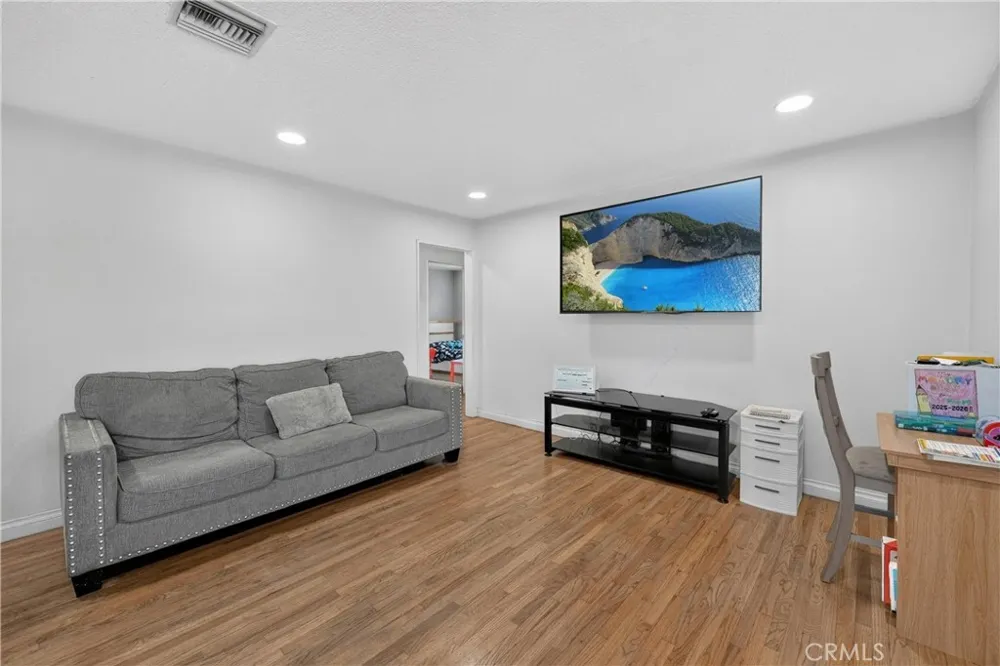 20734 Hawaiian Lakewood, CA 90715