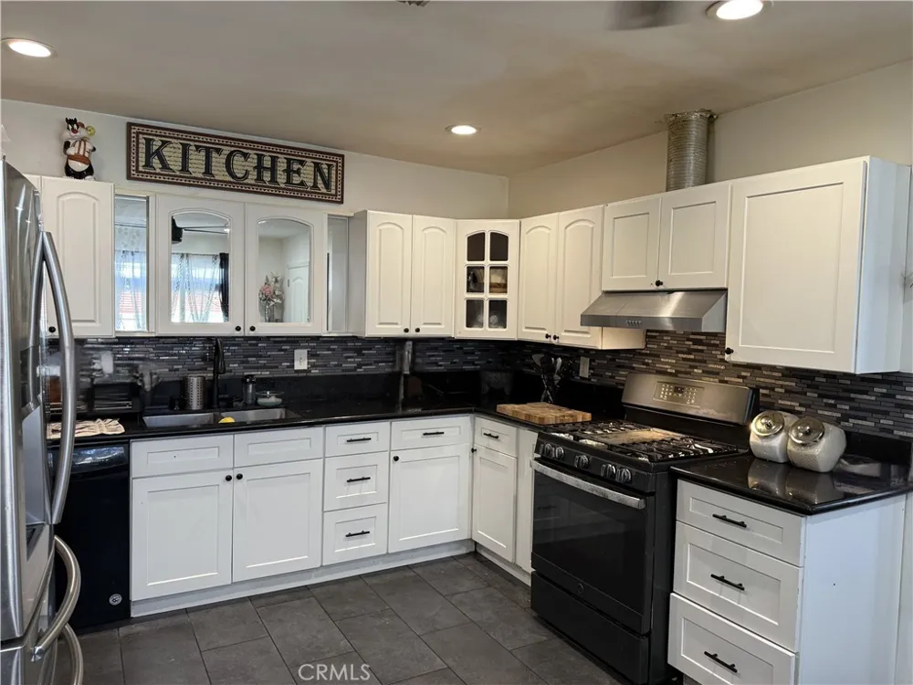1235 W Ivesbrook Lancaster, CA 93534