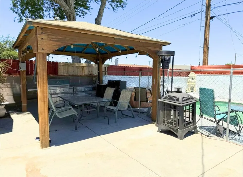 1235 W Ivesbrook Lancaster, CA 93534