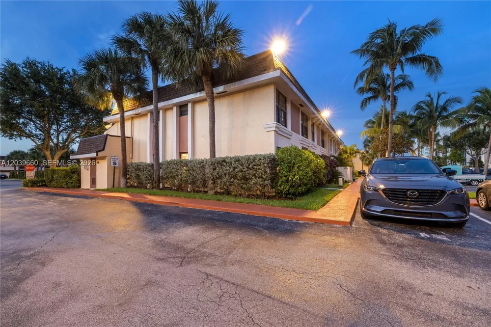 2771 NE 164th St #12 North Miami Beach, FL 33160