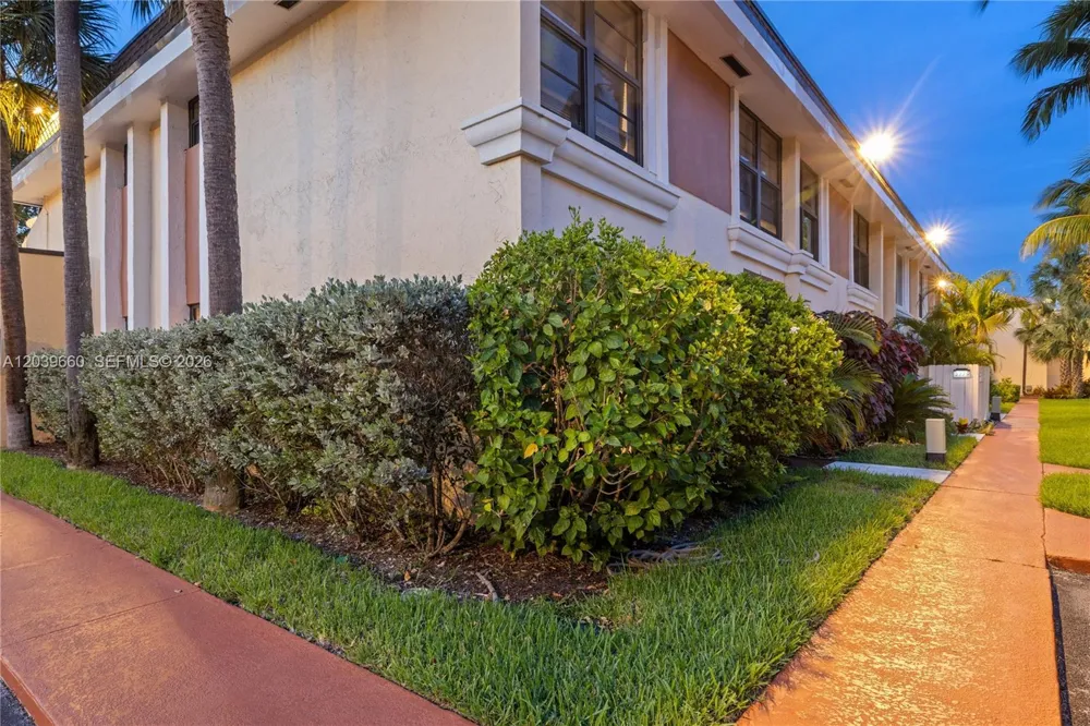 2771 NE 164th St #12 North Miami Beach, FL 33160