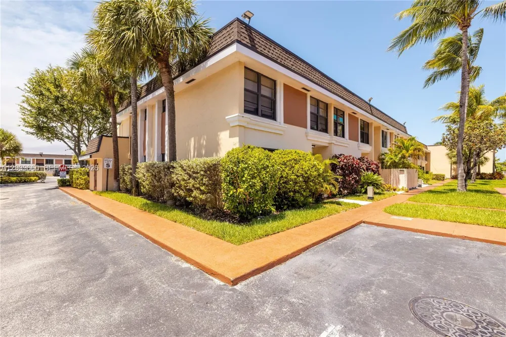 2771 NE 164th St #12 North Miami Beach, FL 33160
