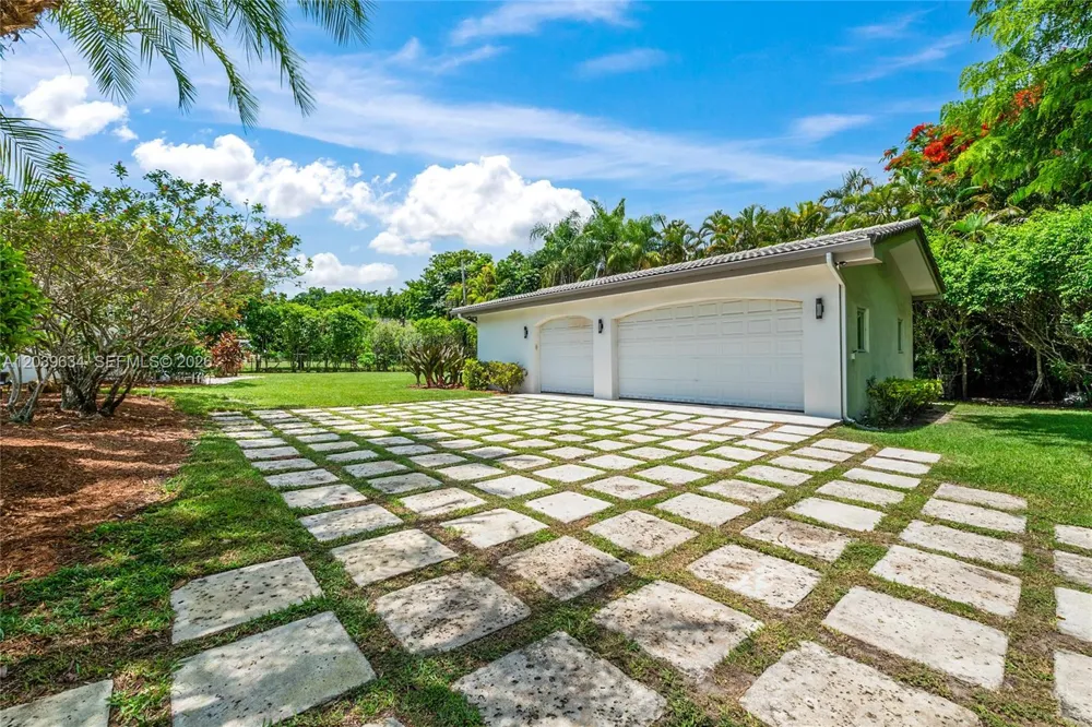 11900 SW 63rd Ave Pinecrest, FL 33156