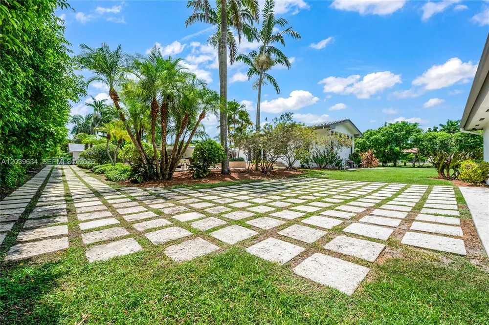 11900 SW 63rd Ave Pinecrest, FL 33156