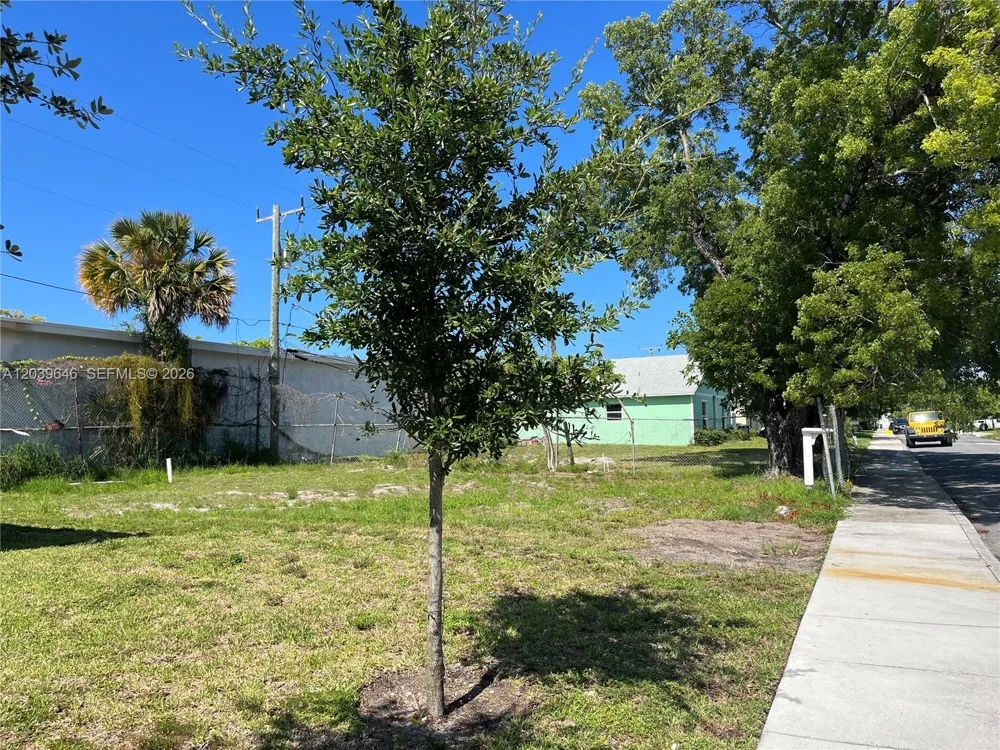 535 Lilac CT West Palm Beach, FL 33407