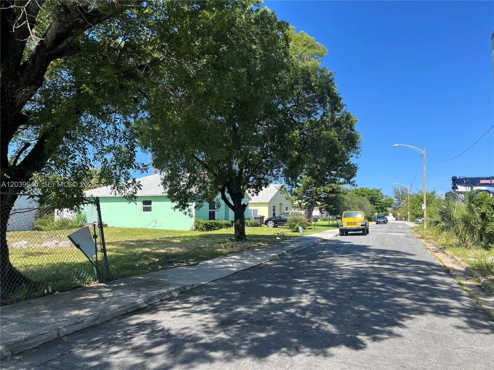 535 Lilac CT West Palm Beach, FL 33407
