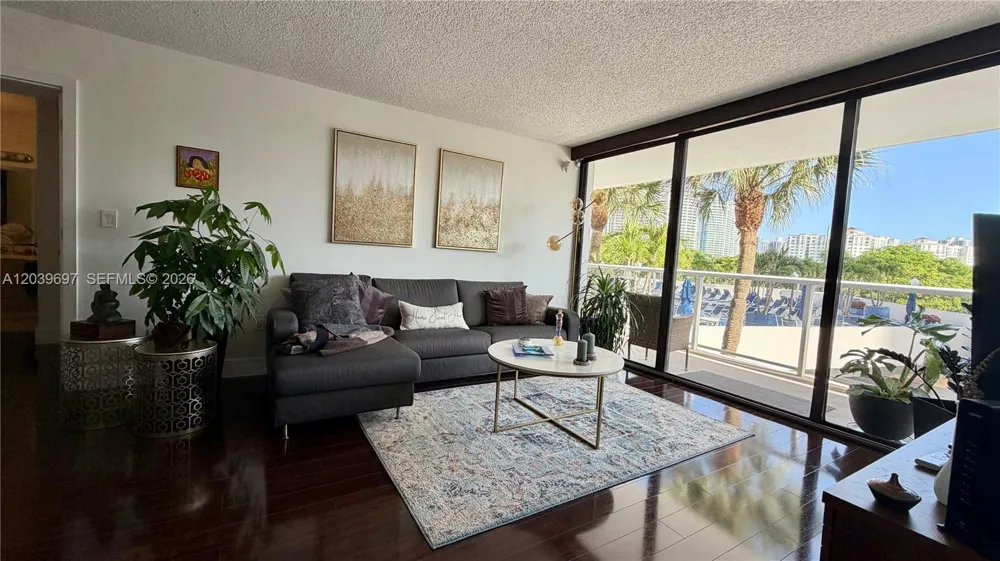 3701 Country Club Dr #304 Aventura, FL 33180