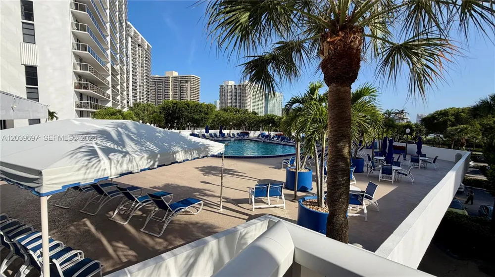 3701 Country Club Dr #304 Aventura, FL 33180