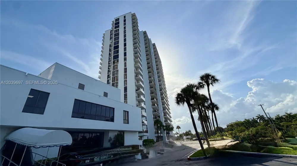 3701 Country Club Dr #304 Aventura, FL 33180