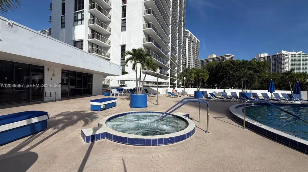 3701 Country Club Dr #304 Aventura, FL 33180