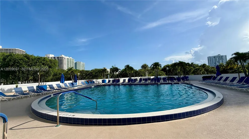 3701 Country Club Dr #304 Aventura, FL 33180