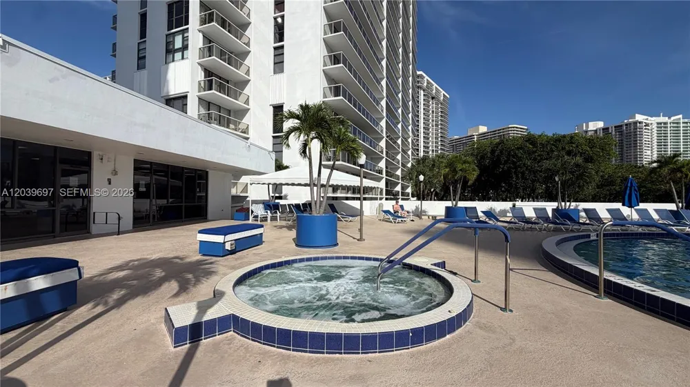3701 Country Club Dr #304 Aventura, FL 33180