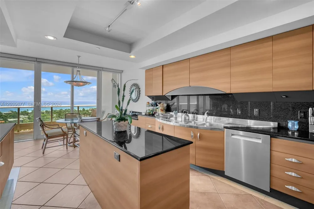 19955 NE 38th Ct #2204 Aventura, FL 33180