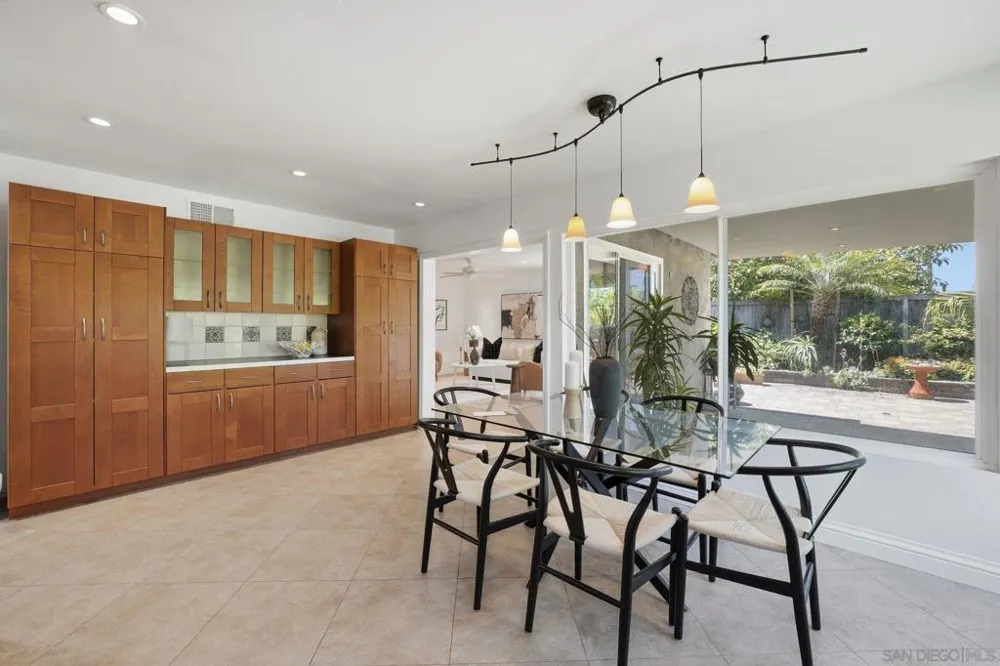 2007 Park Dale Encinitas, CA 92024