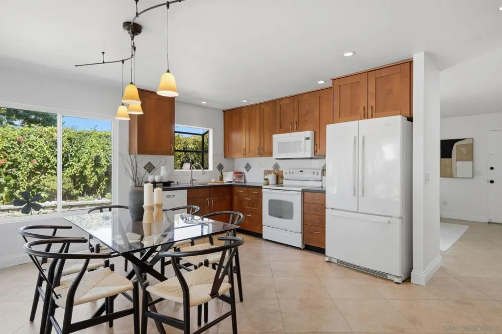 2007 Park Dale Encinitas, CA 92024