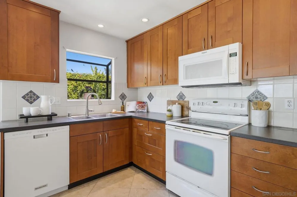 2007 Park Dale Encinitas, CA 92024