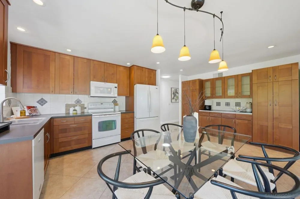 2007 Park Dale Encinitas, CA 92024
