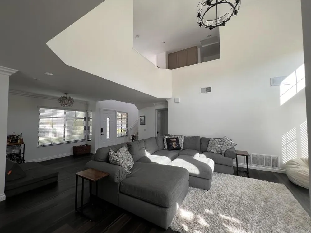 1967 Spanish Oak Way Vista, CA 92081