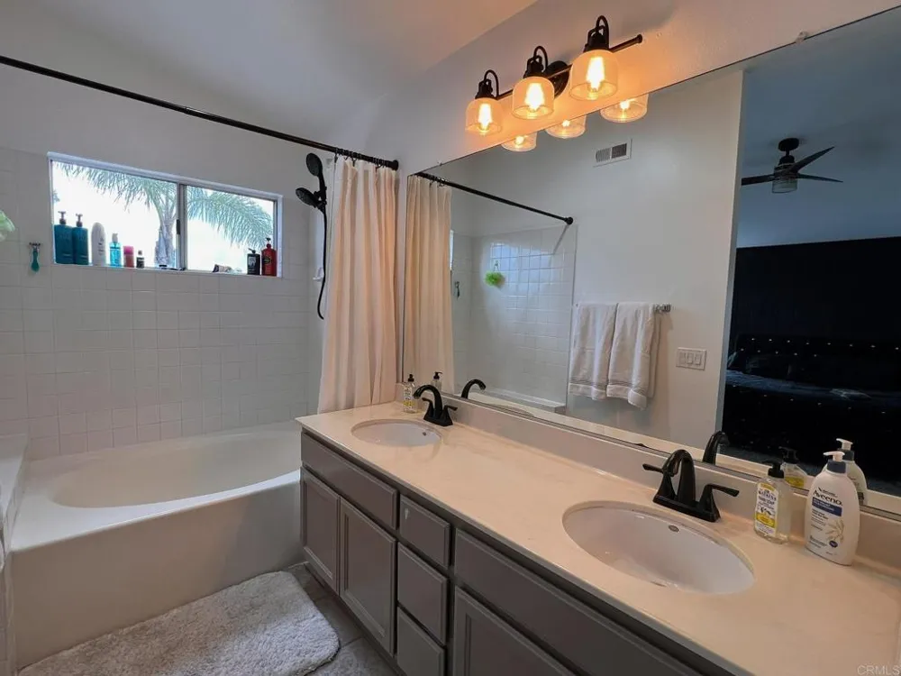 1967 Spanish Oak Way Vista, CA 92081