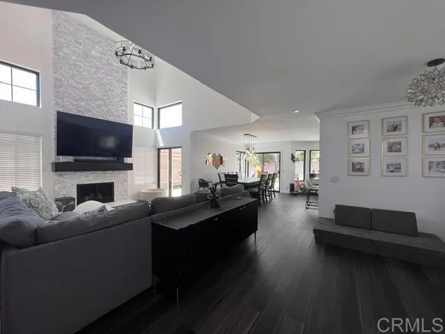 1967 Spanish Oak Way Vista, CA 92081