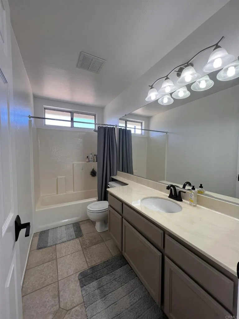 1967 Spanish Oak Way Vista, CA 92081