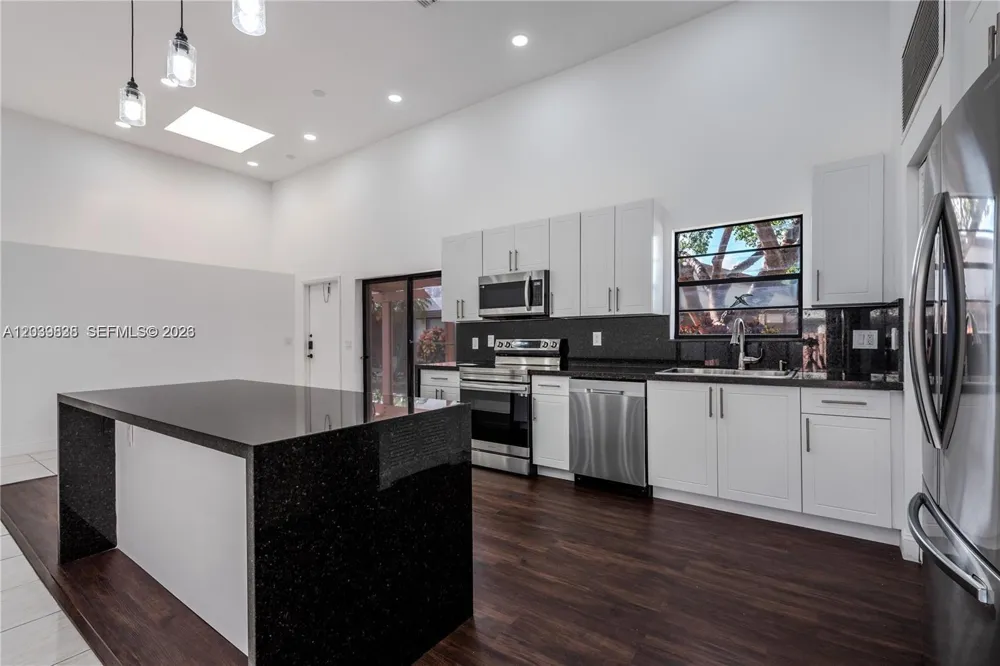 601 Leslie Dr Hallandale Beach, FL 33009
