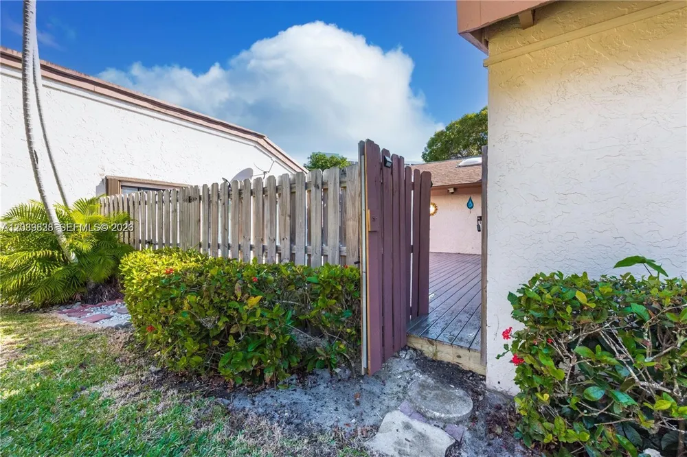 601 Leslie Dr Hallandale Beach, FL 33009