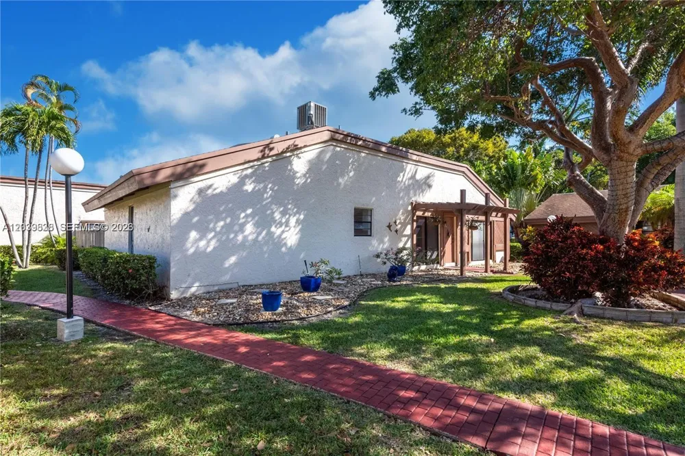 601 Leslie Dr Hallandale Beach, FL 33009