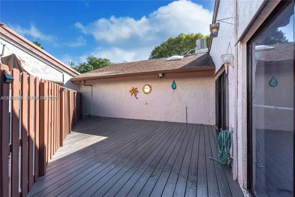 601 Leslie Dr Hallandale Beach, FL 33009