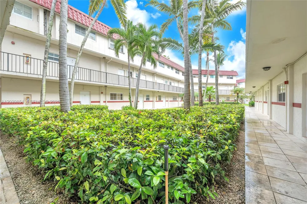 8650 SW 67th Ave #1010 Pinecrest, FL 33156