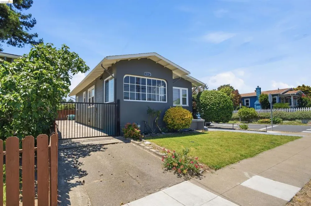 4203 Redding Oakland, CA 94619