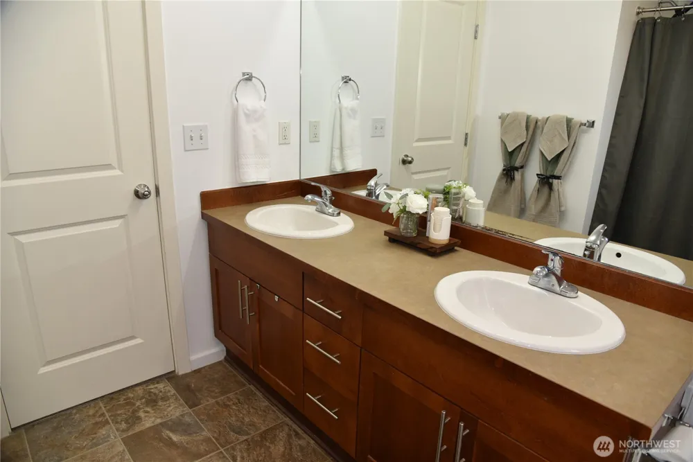 1327 42nd St NE Auburn, WA 98002