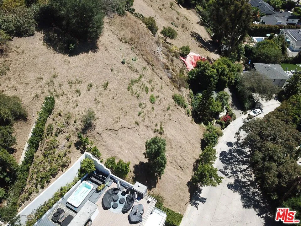 1422 Lindacrest Drive Beverly Hills, CA 90210