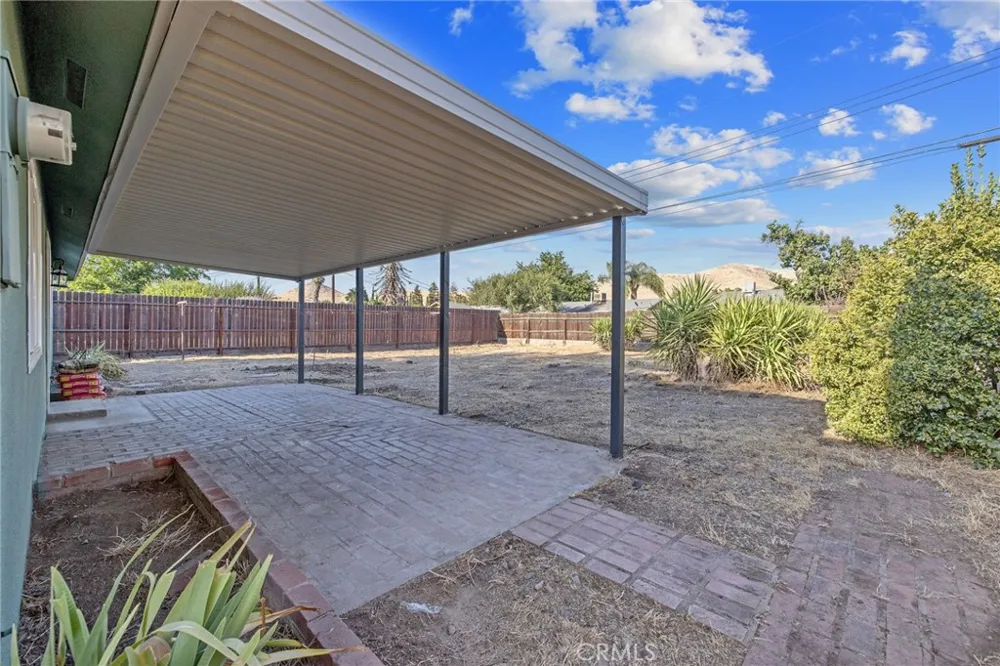 988 Laurel Lindsay, CA 93247