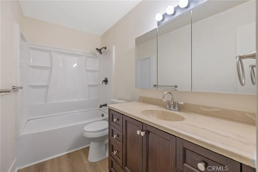 988 Laurel Lindsay, CA 93247