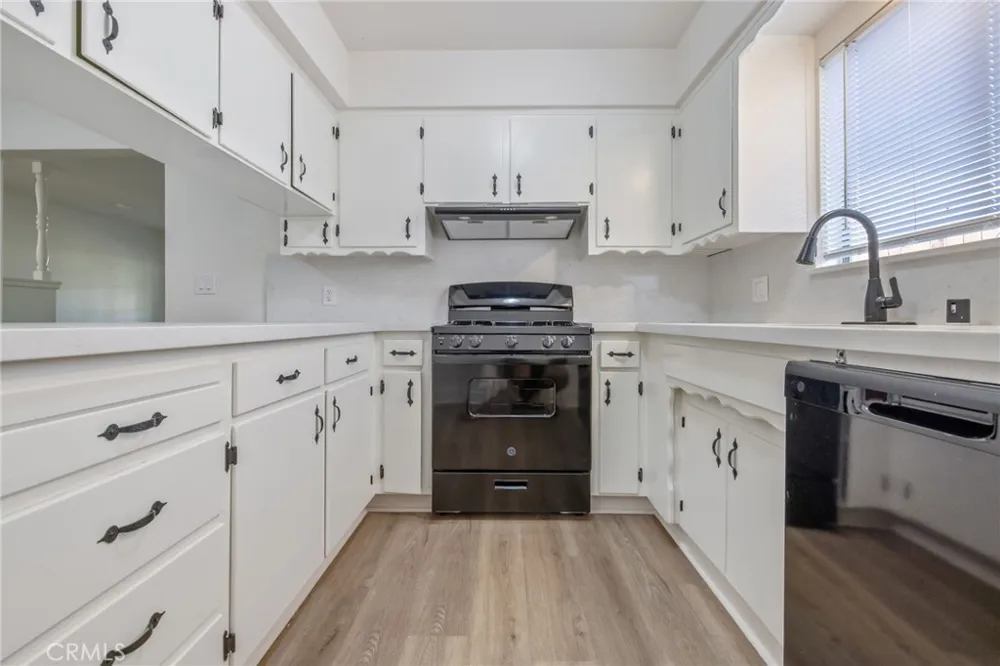 988 Laurel Lindsay, CA 93247