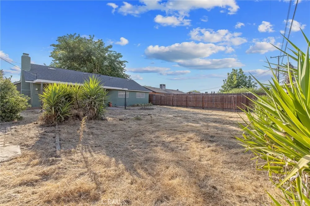 988 Laurel Lindsay, CA 93247