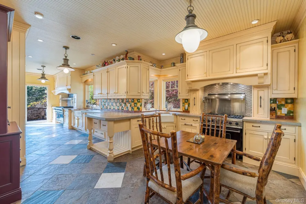 1350 W Cove Road Cutchogue, NY 11935