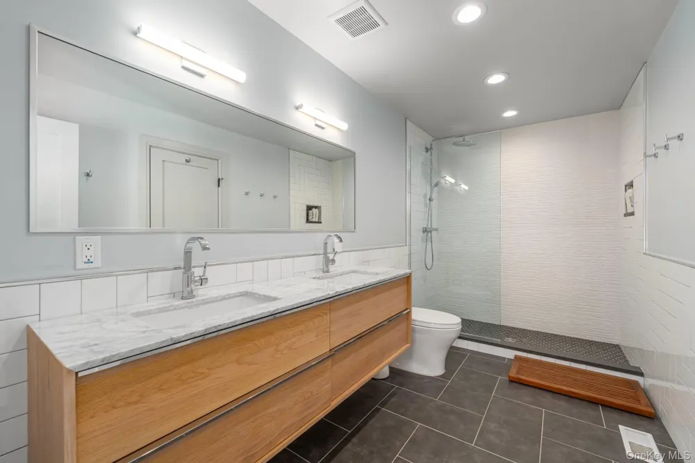 1350 W Cove Road Cutchogue, NY 11935